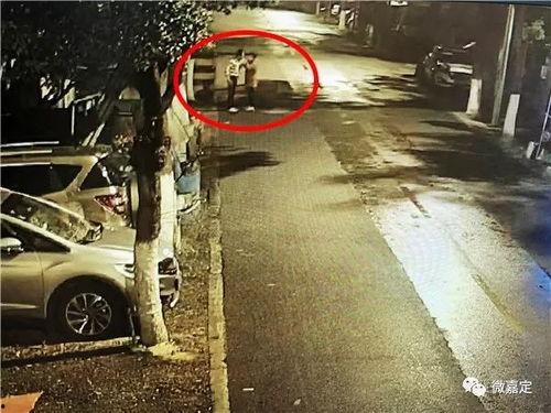 路人吃瓜被电瓶撞,惊险瞬间引关注