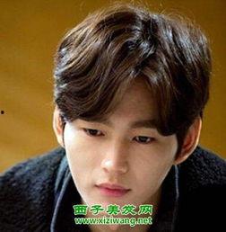 头发卷的男网红图片,潮流发型引领时尚潮流