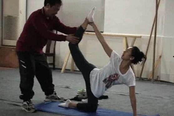 明星被压腿图片,展现极致柔韧与优雅风采