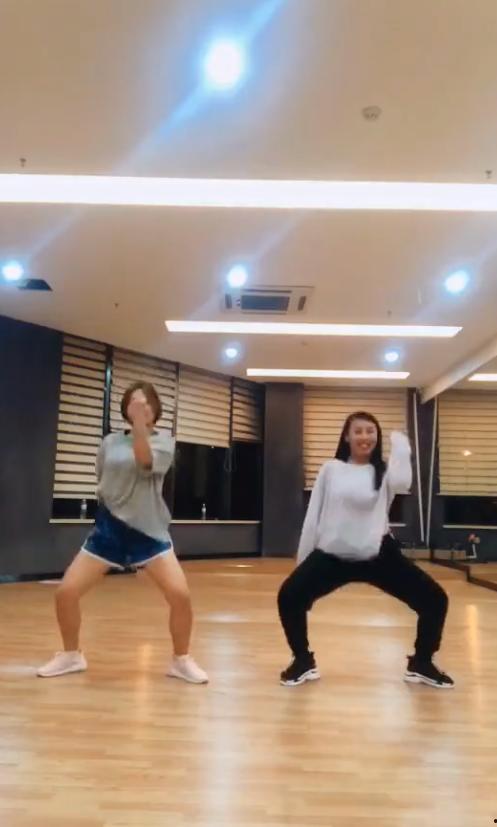 网红的搞笑舞蹈怎么跳的