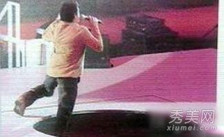 男明星摔,男明星意外摔跤瞬间引发热议